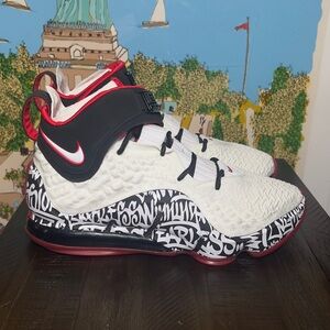 Lebron 17 “Graffiti” (No Box)
Size 10.5 Like New Condition